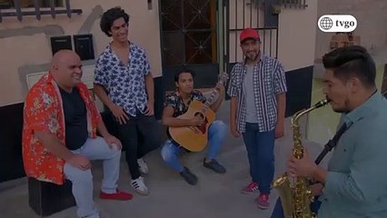 Yoni vendió su saxo para evitar que lo desalojen de su casa