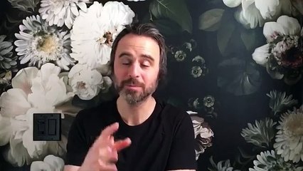 Coronavirus: L'humoriste Louis-José Houde vous parle en direct de sa salle de bain pour vous convaincre d'écouter les directives