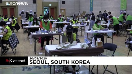 A toda máquina en una fábrica de mascarillas de Corea del Sur
