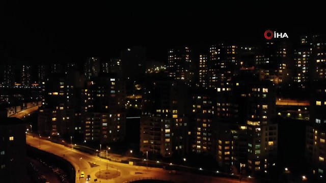 İstanbullular balkonlara ve camlara çıkarak sağlık çalışanlarını alkışladı