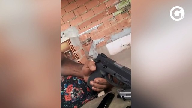Vídeo: Bandido desafia rivais exibindo armas mas acaba preso pela polícia