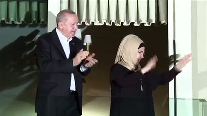 Cumhurbaşkanı Erdoğan ve eşi Emine Erdoğan da ‘sağlık çalışanlarına alkış’ eylemine katıldı