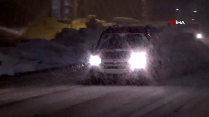 Yüksekova'da lapa lapa kar yağışı