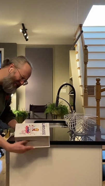 Coronavirus: L'humoriste François Bellefeuille répond a l'appel de Francois Legault et fait une vidéo éclatée pour te montrer comment te divertir chez toi