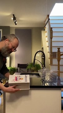 Coronavirus: L'humoriste François Bellefeuille répond a l'appel de Francois Legault et fait une vidéo éclatée pour te montrer comment te divertir chez toi