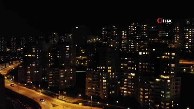 İstanbullular balkonlara ve camlara çıkarak sağlık çalışanlarını alkışladı