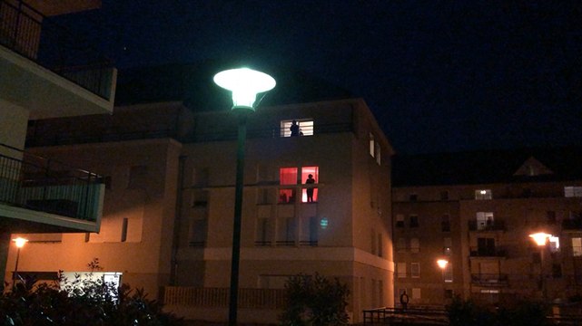 Coronavirus. Les applaudissements dans une cour d’immeuble à Angers