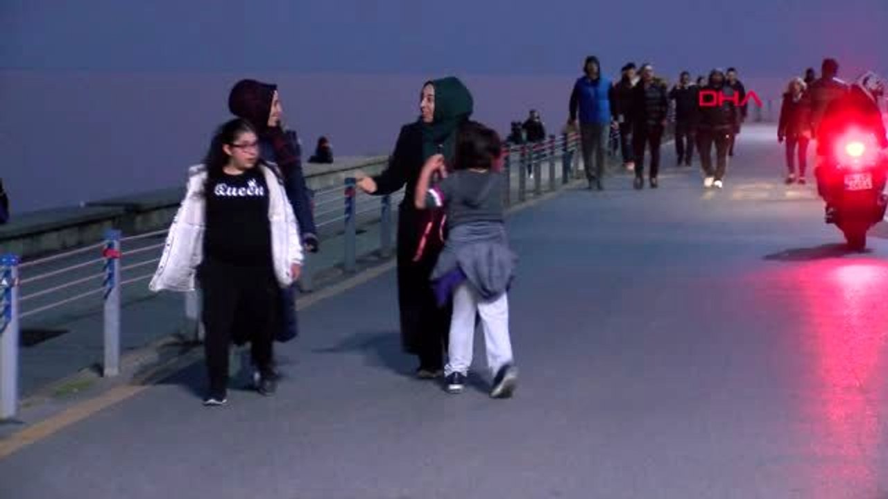EVLERİNDEN ÇIKAN VATANDAŞ CADDEBOSTAN SAHİLİNE KOŞTU