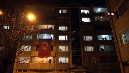 Muş’ta sağlık çalışanlarına balkonlardan meşaleli moral alkışı