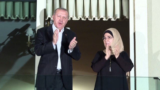 Cumhurbaşkanı Erdoğan ve eşinden sağlık çalışanlarına alkışlı destek - İSTANBUL