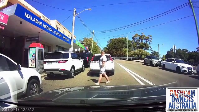 Ce papy confond le frein et l’accélérateur... Oups