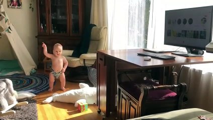 La danse endiablée de ce bébé va vous faire chaud au coeur