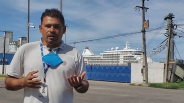 Informe a cámara: Pasajeros de un crucero aislado por coronavirus en Brasil empiezan a ser evacuados