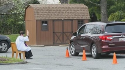 Un cura de EEUU permite a fieles confesarse desde el auto debido a COVID-19