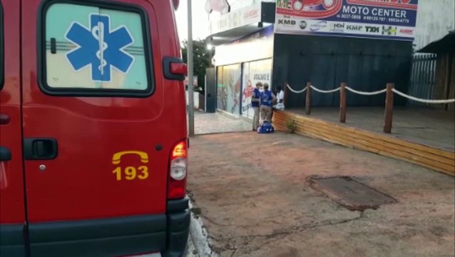 Homem é atendido pelo Siate após sofrer queda de bicicleta na Avenida Brasil