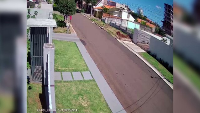 Vítima de furto pede ajuda para localizar moto levada por ladrões; câmera registrou ação