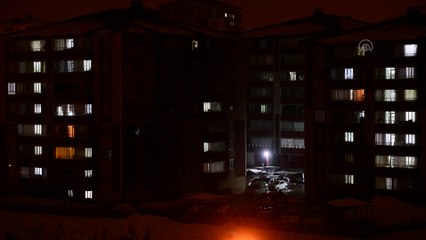 Koronavirüse karşı mücadele eden sağlık çalışanlarına alkışlı destek - BİTLİS