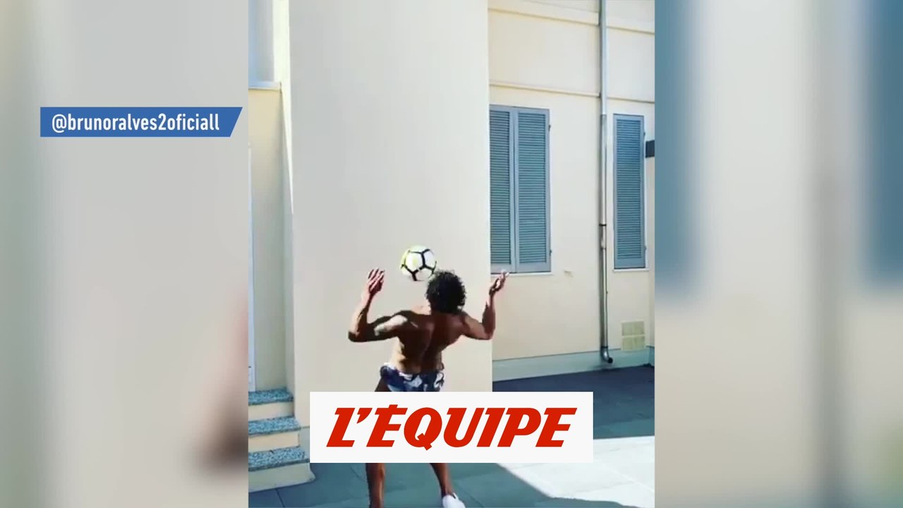 Bruno Alves jongle avec ses pecs - Foot - WTF