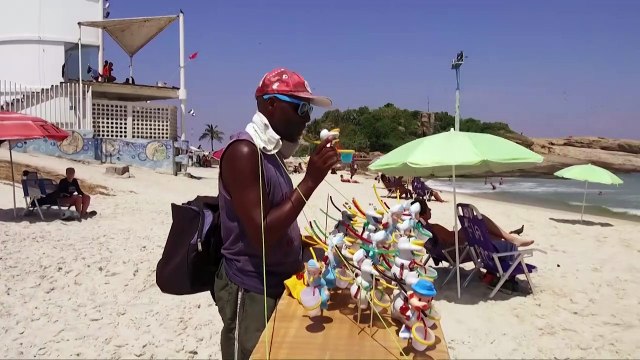 Vendedores ambulantes sin plan B ante cierre de playas en Río de Janeiro