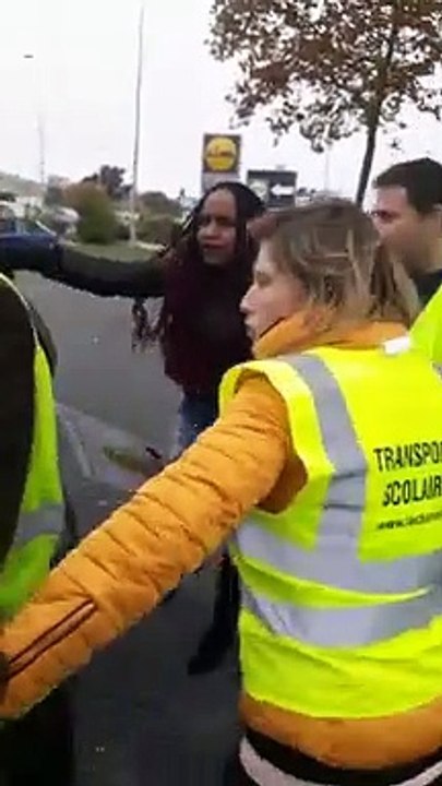 RACISME CHEZ LES GILETS JAUNES Blocages des Gilets Jaunes : "Ce sera pacifique et convivial", assuraient les organisateurs... Mais la réalité est tout autre. Bienvenue chez les Fachos de la ville de Cognac !