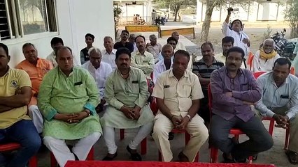उज्जैनः प्रशासनिक अधिकारियों और ग्रामीणों की कोरोना वायरस को लेकर बैठक