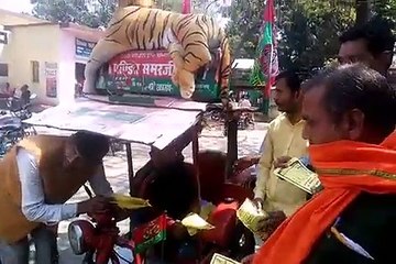 अयोध्याः समाजसेवी दिव्यांग ने पंपलेट बांट किया जागरूक