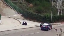 Una estúpida se pone histérica cuando es detenida por la Policía después de saltarse las prohibiciones para salir a correr