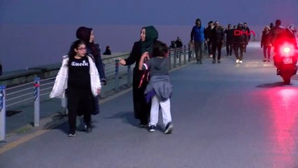 EVLERİNDEN ÇIKAN VATANDAŞ CADDEBOSTAN SAHİLİNE KOŞTU