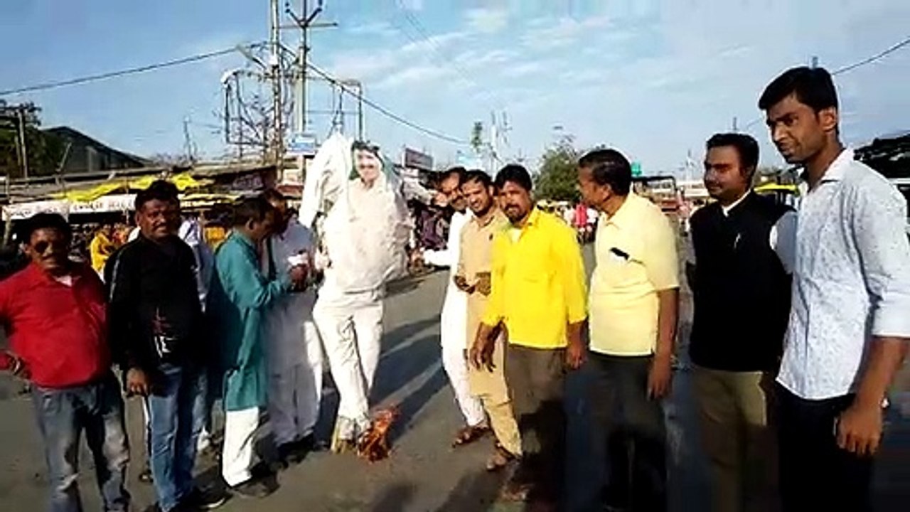 देवास: कांग्रेसी कार्यकर्ताओं ने जलाया बागी विधायक का पुतला