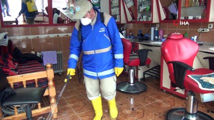 Muhtar iş yerlerini tek tek gezerek dezenfekte etti