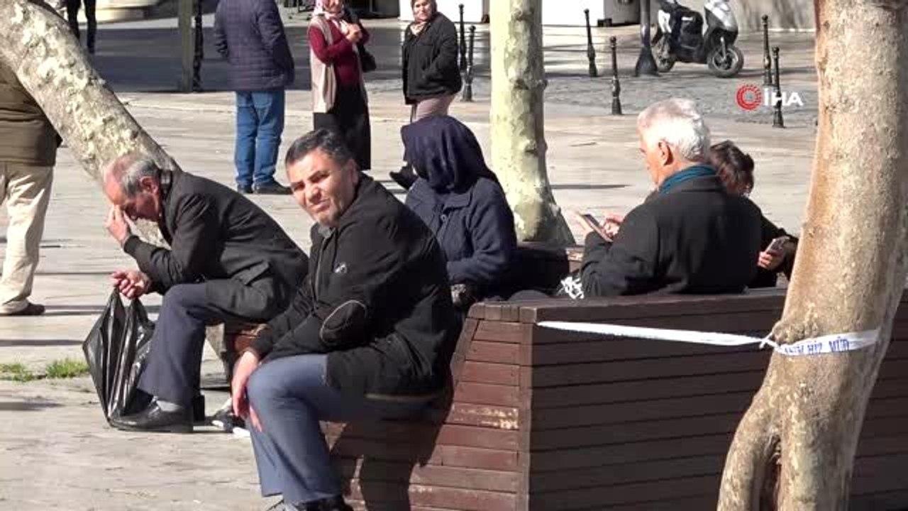 Banklara oturan yaşlı vatandaşlara seyyar satıcıdan ilginç 'korona' tepkisi