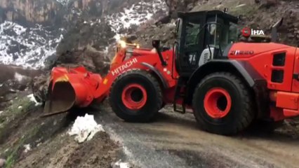 Dev Kaya Parçası Yolu Kapattı