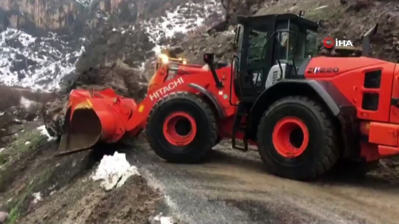 Dev Kaya Parçası Yolu Kapattı