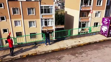Evde sıkılan kadınlara pencereden egzersiz yaptırdılar