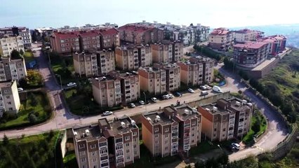 "Evde kal" önerisine uyan vatandaşlar balkonda egzersiz yaptı