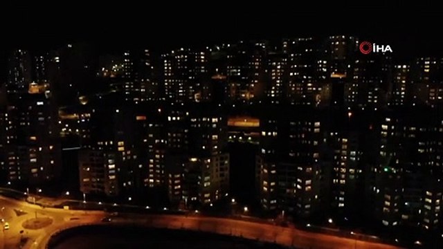 İstanbullular Balkonlara ve Camlara Çıkarak Sağlık Çalışanlarını Alkışladı