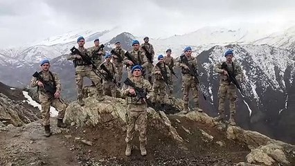 Komandolardan sağlık çalışanlarına alkışlı destek