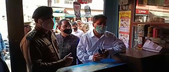 अमेठी: मास्क व सेनिटाइजर अधिक दाम पर बेचे जाने की शिकायत पर स्टोरों पर हुई जांच