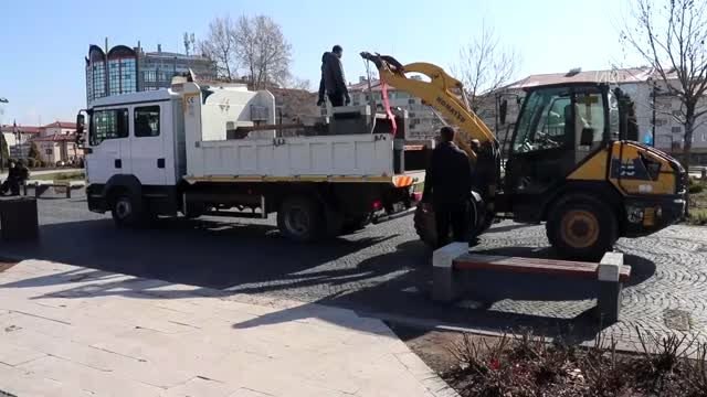 Sivas'ta Kovid-19 önlemleri kapsamında kent meydanındaki banklar kaldırıldı