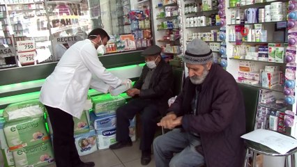 Şeritler çekildi, maskeler takıldı... Korona virüsüne karşı Elazığ'da eczacılardan özel önlem