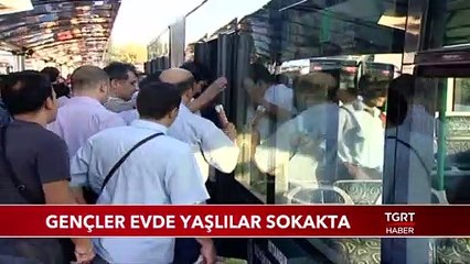 Gençler Evde Yaşlılar Sokakta