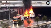Los bomberos tratan de apagar una caravana ardiendo en Madrid