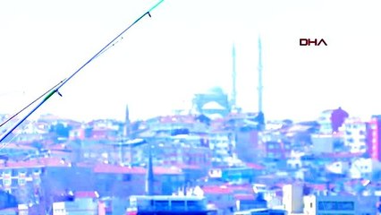 GALATA KÖPRÜSÜ'NDE BALIK SEVDASI KORONAVİRÜS DİNLEMEDİ