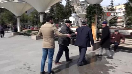 Risk gurubundaki yaşlı adam habercilere hakaret etti, bıçak çekti