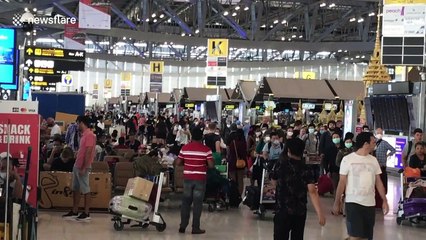 Télécharger la video: Chaos at Bangkok airport as tourists scramble to return home amid soaring coronavirus cases