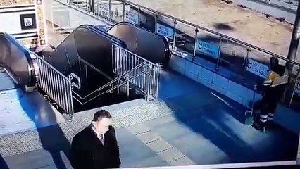 İstanbul'da belediye çalışanı metro girişine çöp bırakarak fotoğrafını çekti