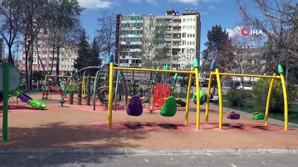 Korona virüs uyarılarına aldırmayıp parkta çocuklar gibi eğlendiler