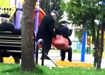 Yaşlıların, çocuk oyun alanında salıncak keyfi