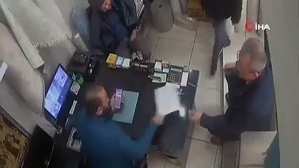 Zonguldak'ta halı satan iş yerinde bir kişinin hapşırmasıyla çalışan ve müşteriler panikle kaçacak yer aradı. O anlar iş yerinin güvenlik kamerasına yansıdı.