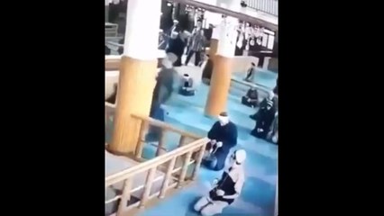 Cami duvarını yalayan şahıs kameralara yakalandı